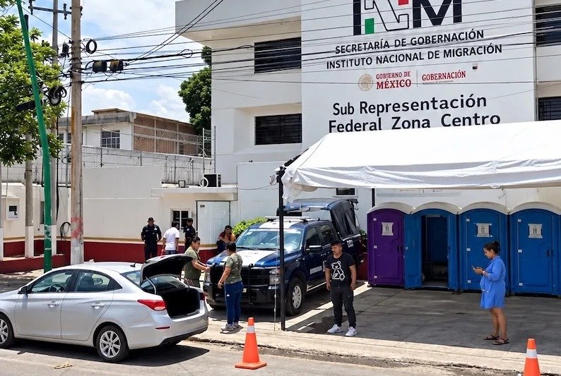 Trabajadores de empresa contratada por INM denuncian adeudo de dos quincenas en Tuxtla