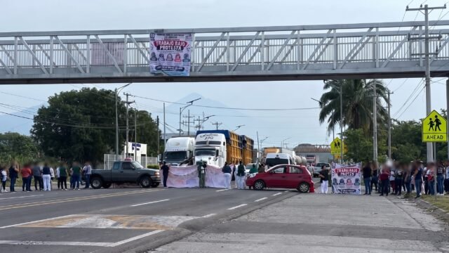 Trabajadores del Hospital IMSS-Bienestar bloquean carretera Tapachula-Puerto Madero