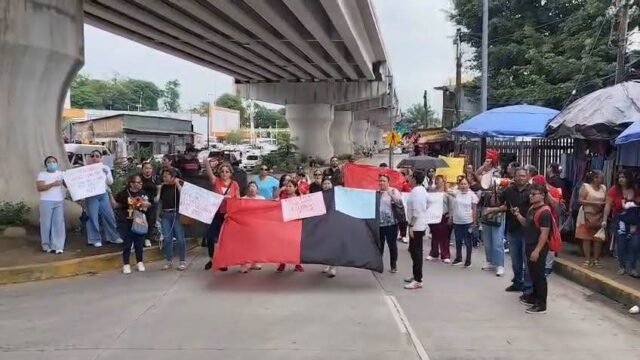 Trabajadores del IMSS bloquean paso a desnivel de San Juan en Tapachula
