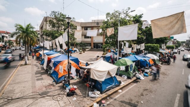 Trabajadores del IMSS cumplen 48 horas de plantón en Tapachula en apoyo a negociación nacional