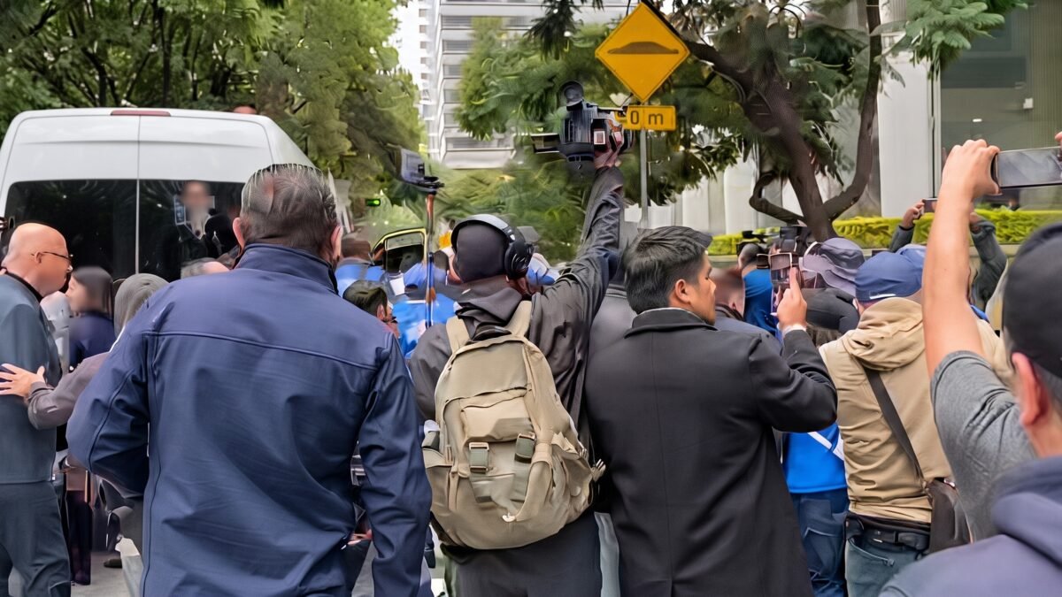 Trabajadores del IMSS increpan y expulsan a Jorge Romero en Paseo de la Reforma