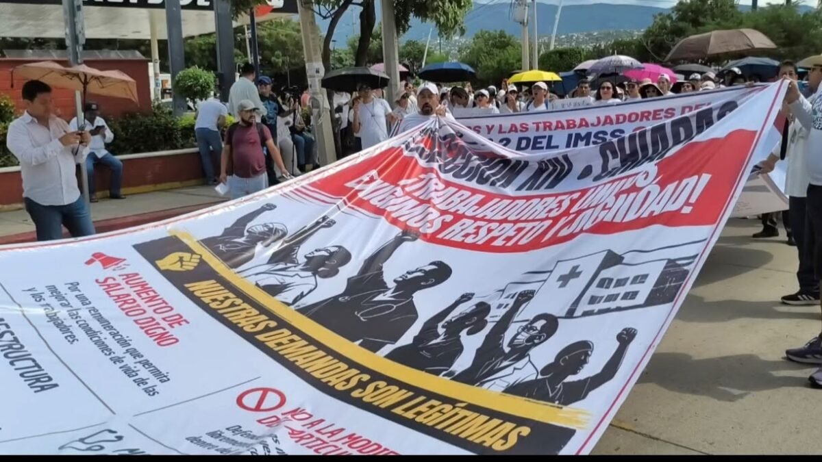 Trabajadores del IMSS marchan en Tuxtla y anuncian plantón indefinido en el parque central