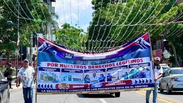 Trabajadores del IMSS protestan en Tuxtla Gutiérrez por falta de personal e insumos