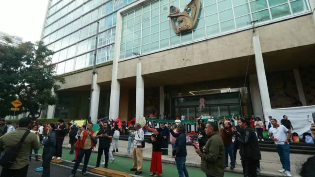 Trabajadores del IMSS se concentran en Paseo de la Reforma por aumento salarial y medicamentos