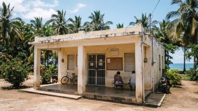 Trabajadores denuncian hostigamiento y despidos en Centro de Salud de Puerto Arista