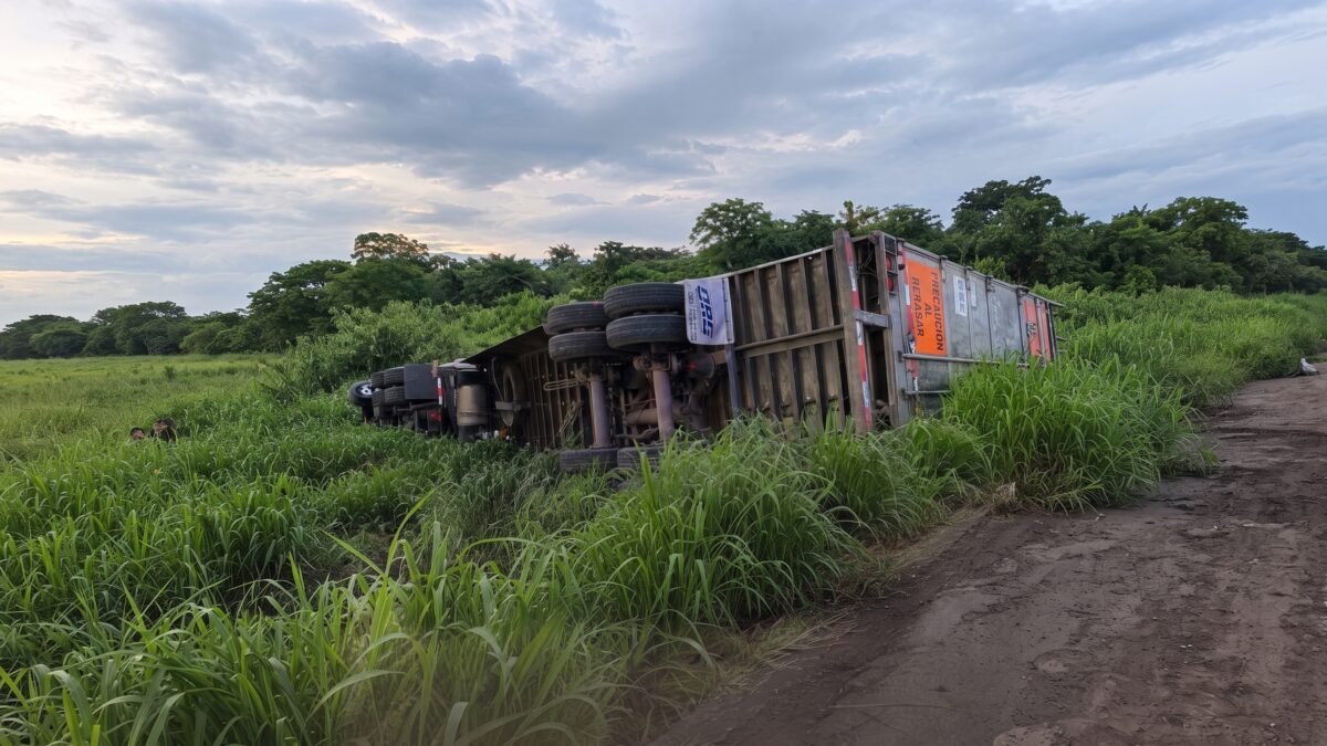 Tractocamión cargado con carne vuelca en libramiento de Ciudad Hidalgo, Suchiate