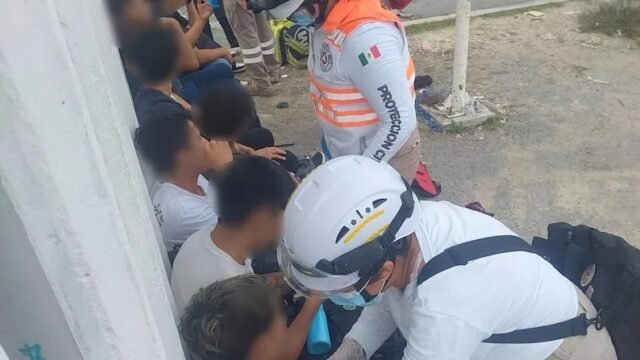 Tráiler choca contra autobús de trabajadores en el Crucero de la Muerte en Berriozábal