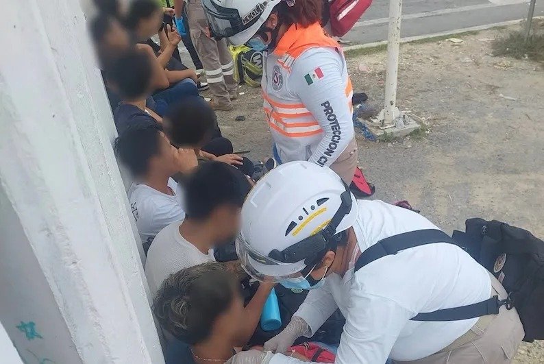 Tráiler choca contra autobús de trabajadores en el Crucero de la Muerte en Berriozábal