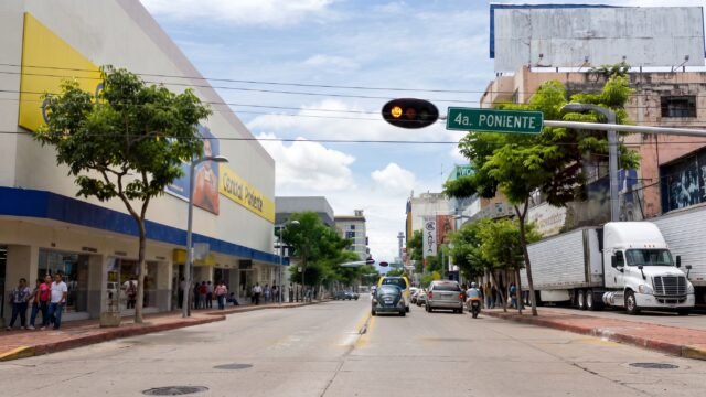 Tráiler de doble remolque sale del camino en Libramiento Sur de Tuxtla Gutiérrez