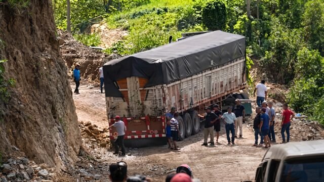 Tráiler queda atravesado en El Chimborazo en Palenque y reportan derrumbes