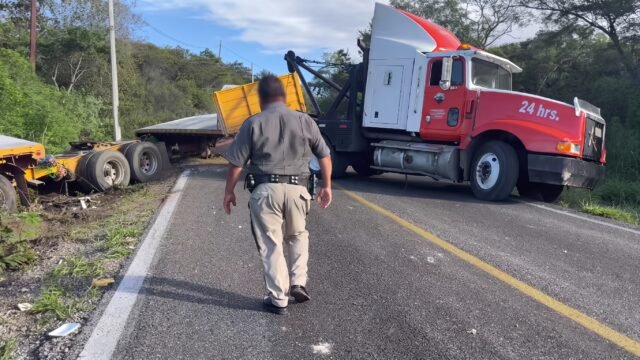Tráiler sufre accidente y cierra de forma temporal la carretera a Tzimol