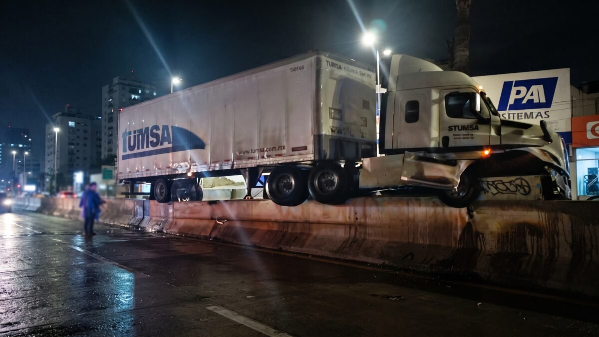 Tráiler termina sobre muro divisorio en Libramiento Sur de Tuxtla Gutiérrez