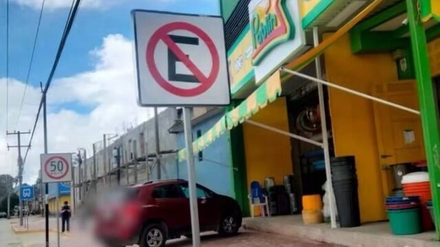 Tránsito sanciona a vehículos estacionados sobre banquetas en San Cristóbal