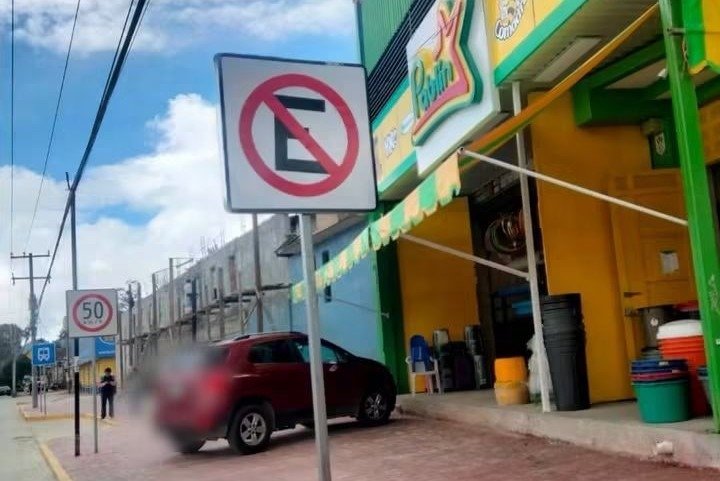 Tránsito sanciona a vehículos estacionados sobre banquetas en San Cristóbal