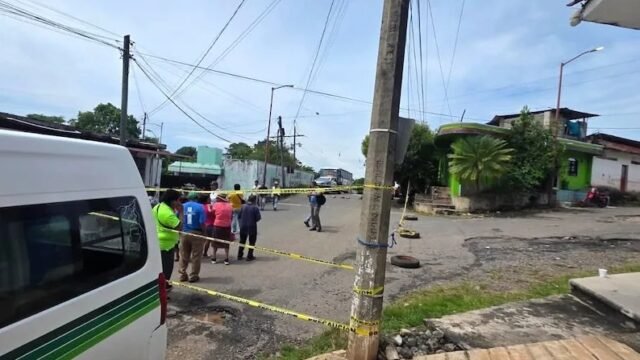 Transportistas protestan por baches en la colonia Lomas del Soconusco de Tapachula