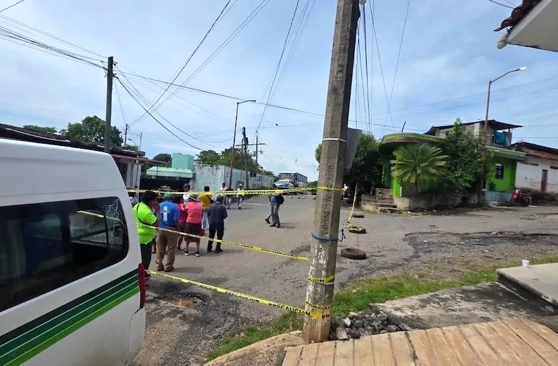 Transportistas protestan por baches en la colonia Lomas del Soconusco de Tapachula