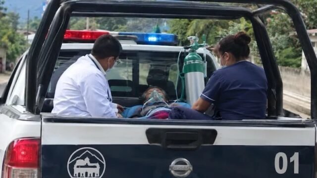 Trasladan a paciente con oxígeno en patrulla y cuestionan falta de ambulancias en Socoltenango