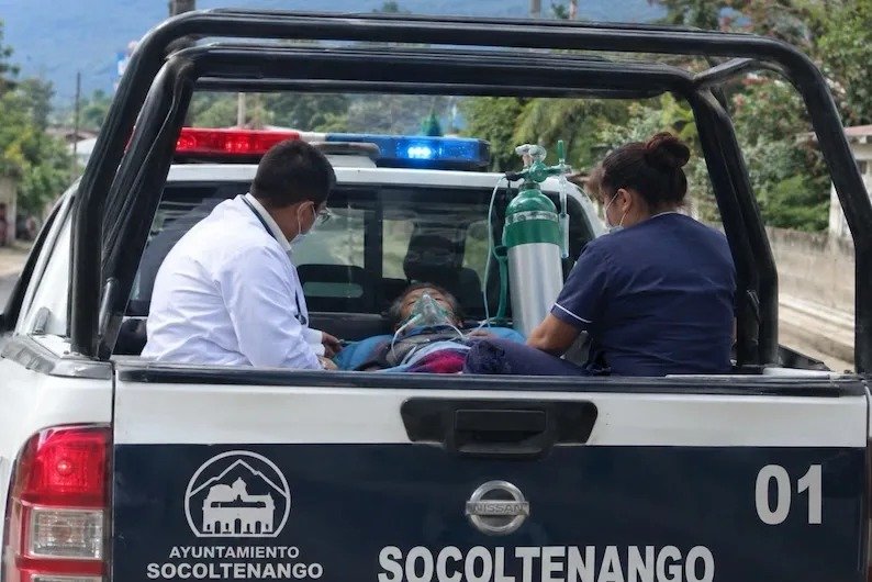Trasladan a paciente con oxígeno en patrulla y cuestionan falta de ambulancias en Socoltenango