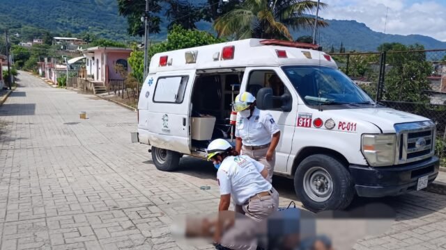 Trasladan inconsciente a un hombre al hospital de Ocosingo y buscan a su familia