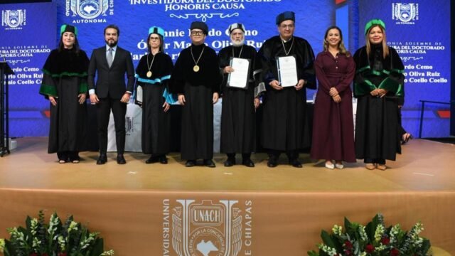 Tres birretes para la historia: UNACH distingue a científica, ingeniero y poeta en ceremonia solemne