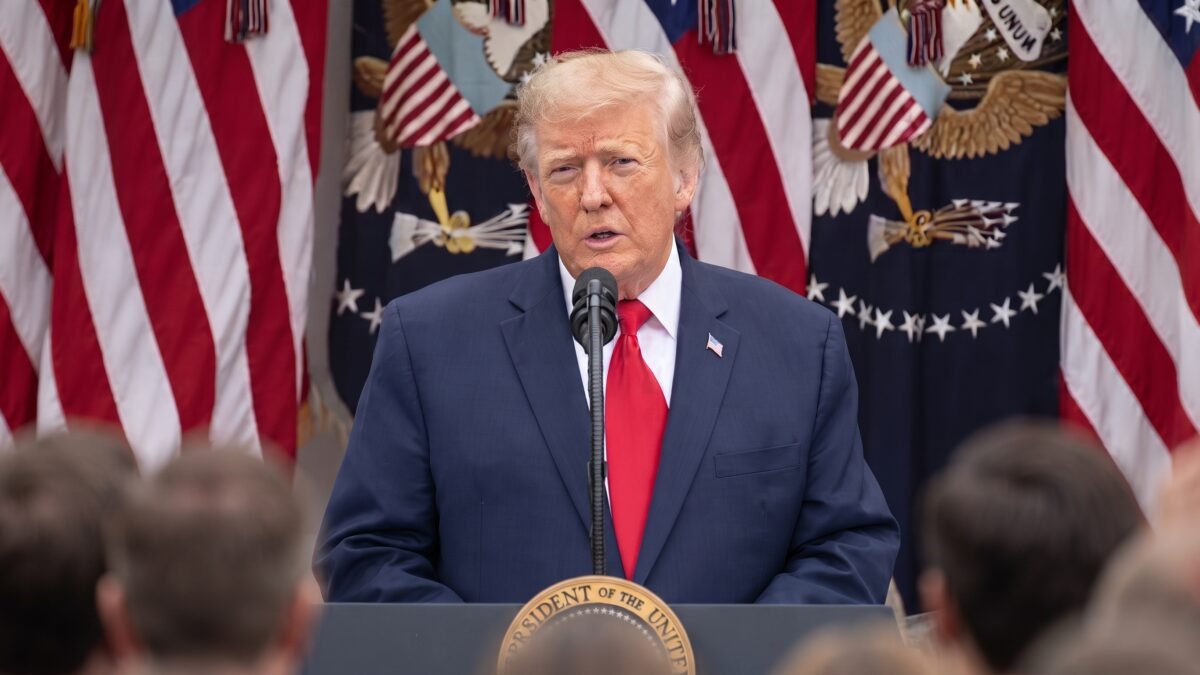 Trump afirma que cárteles dirigen México tras hablar con Sheinbaum