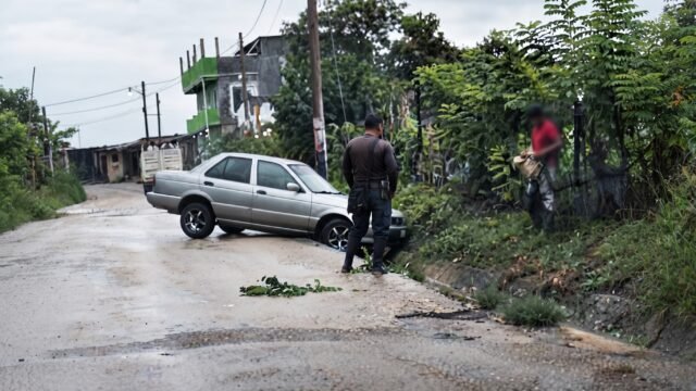 Tsuru derrapa y termina en cuneta en la entrada de El Bosque por lluvia