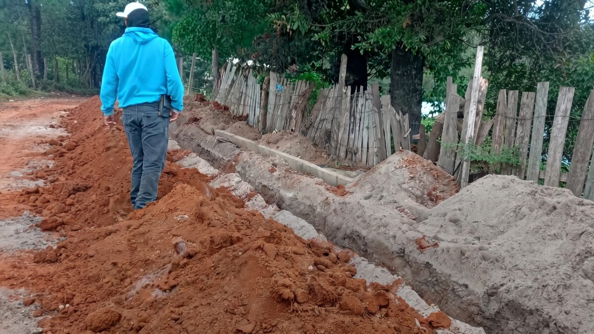 ¡Una toma para cinco familias! Vecinos frenan obra de agua en Coapilla