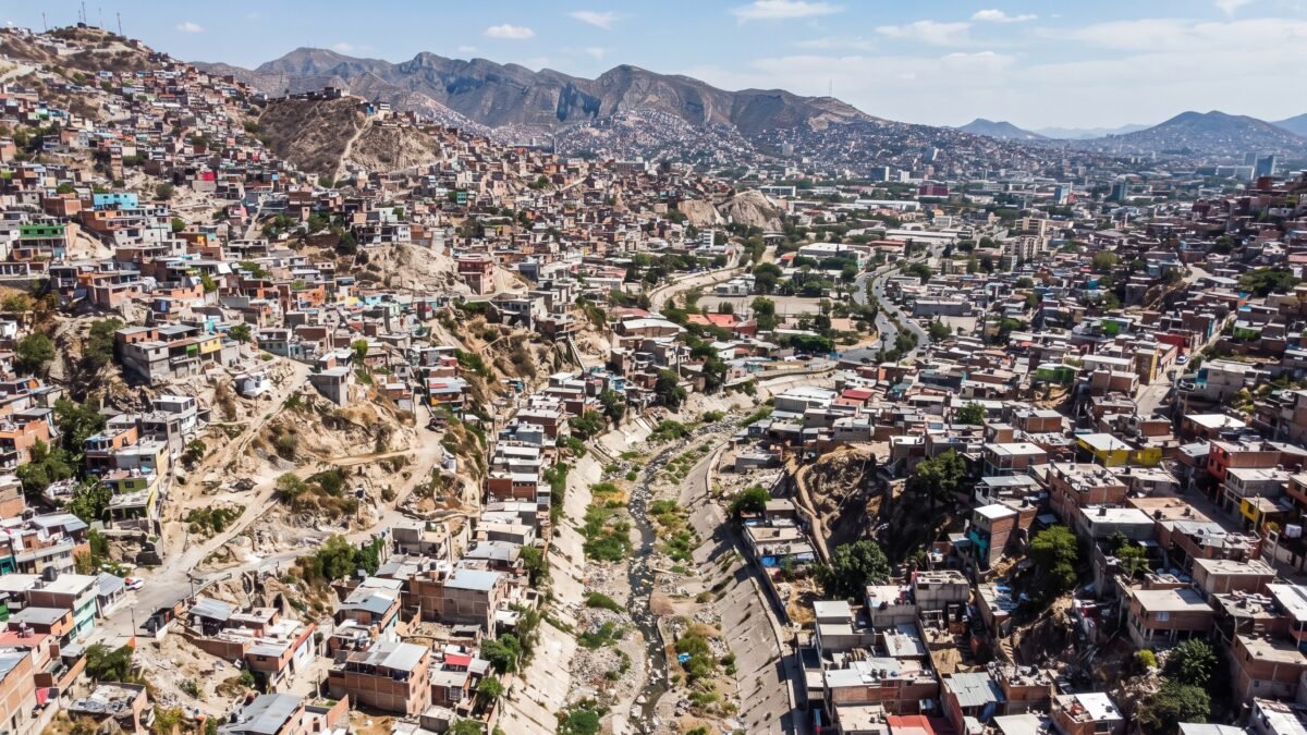 Urbanización mantiene condiciones de riesgo ante desastres en México, advierte la UNAM