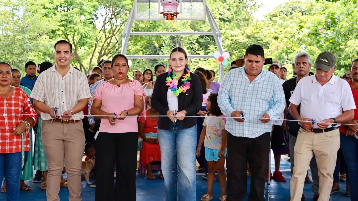 Valeria Rosales inaugura cancha con domo deportivo en colonia Juan Pablo II de Villaflores