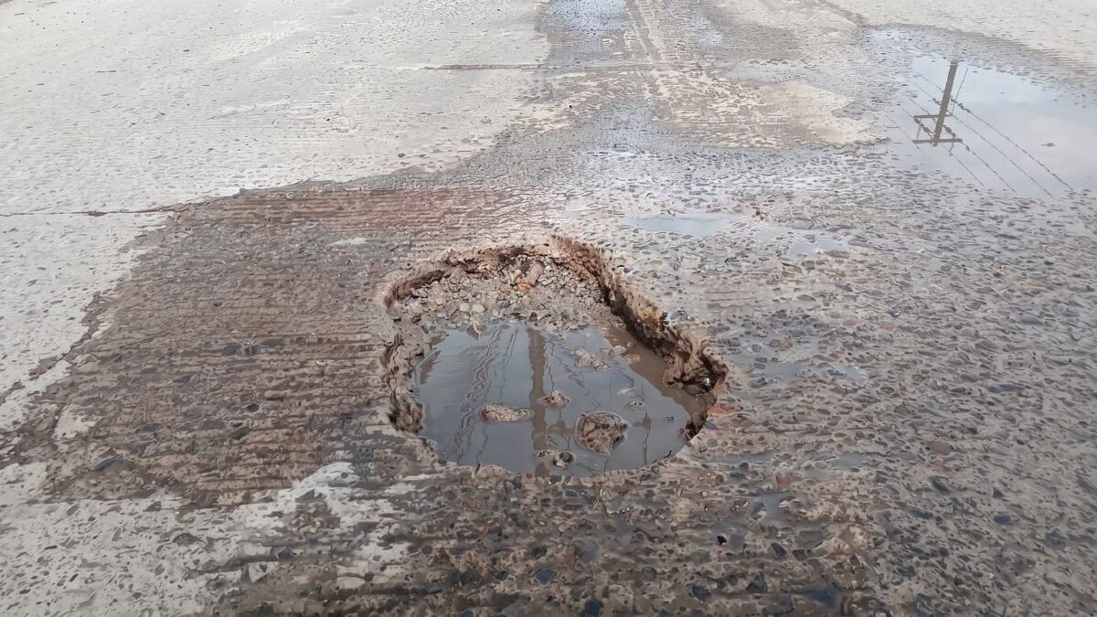 Vecinos de Huixtla denuncian deterioro en pavimentación de la avenida Abasolo