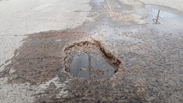 Vecinos de Huixtla denuncian deterioro en pavimentación de la avenida Abasolo