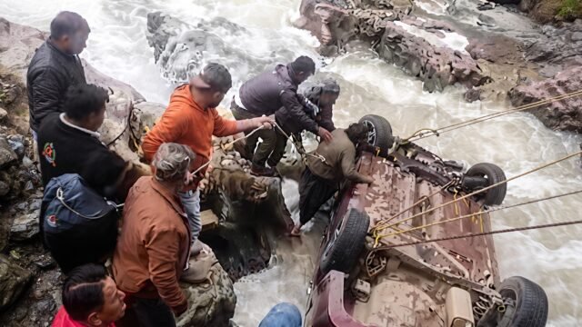 Vehículo cae del puente Laguna Grande y dos personas son arrastradas por el río en San Cristóbal