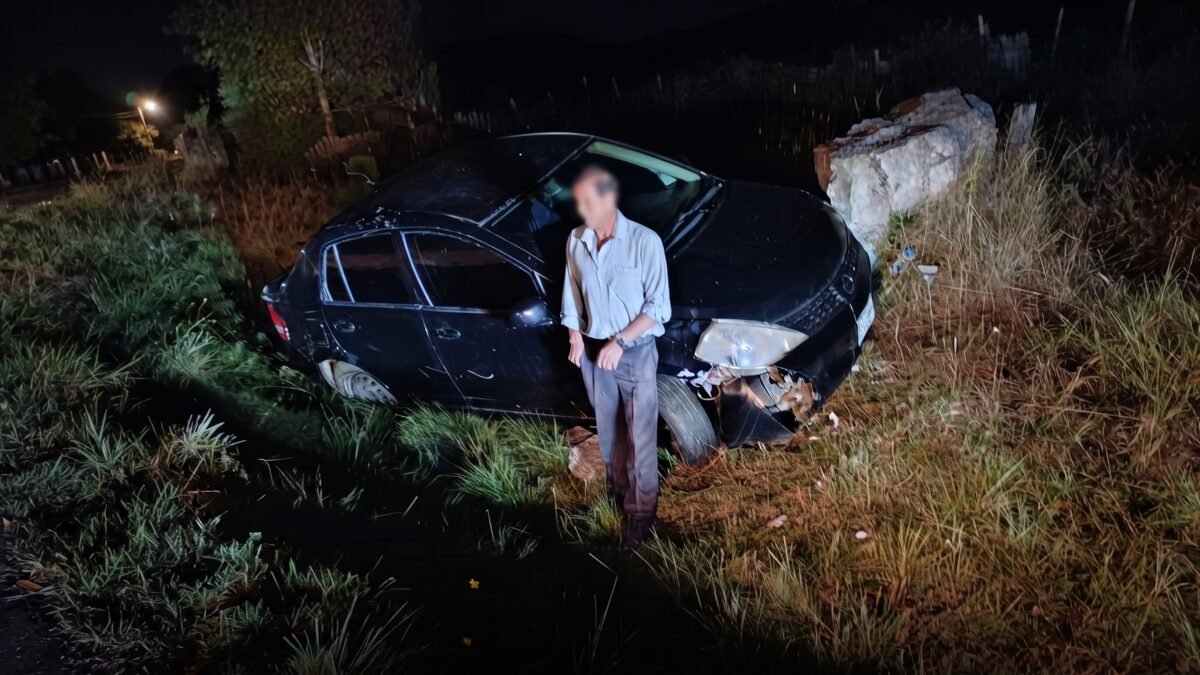 Vehículo negro cae a un canal tras salirse de la carretera en San Cristóbal