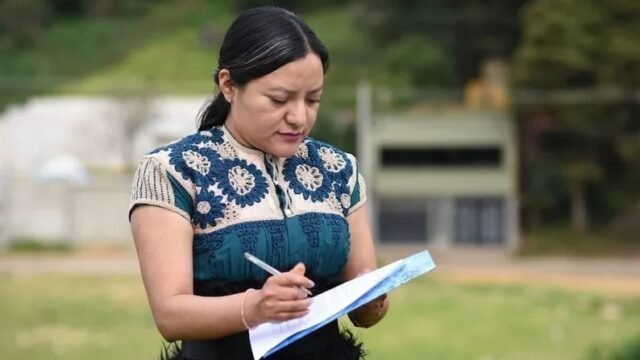 Virginia de la Cruz enseña a leer y escribir en tsotsil en San Juan Chamula