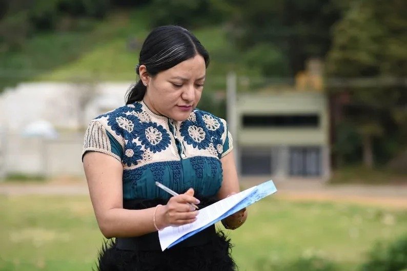 Virginia de la Cruz enseña a leer y escribir en tsotsil en San Juan Chamula