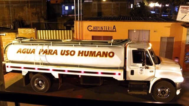 Viven de pipas y sin horario: tres colonias de Tuxtla siguen sin red de agua, revela UNACH