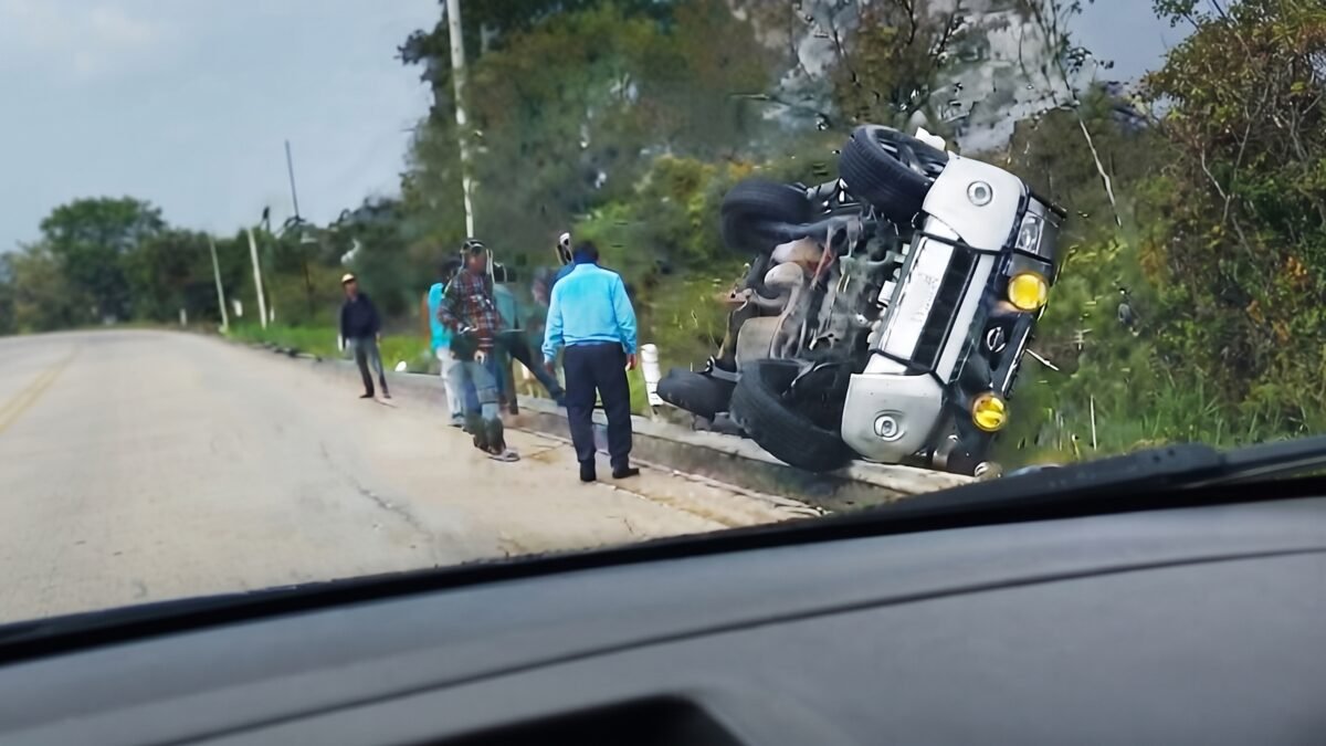 Vuelca camioneta en el tramo Comitán-Teopisca a la altura de la ranchería Quijá