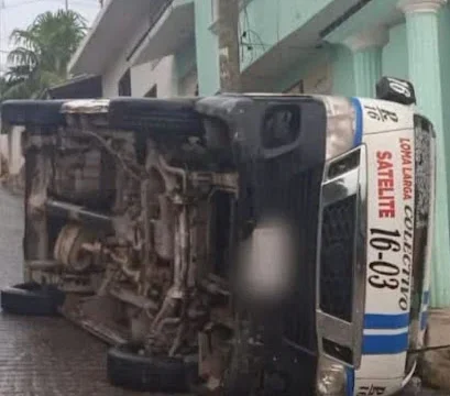 Vuelca colectivo de la ruta Satélite en la colonia Patria Nueva de Tuxtla