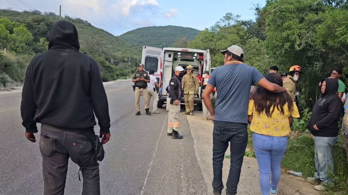 Vuelca en la carretera a Las Margaritas: conductor grave y buscan a su familia