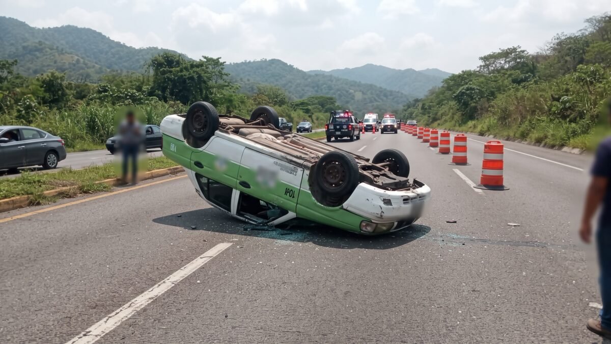 Vuelca taxi frente a Clínica de Campo en San Cristóbal de Las Casas