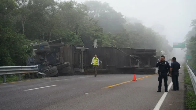 Vuelca tráiler en la autopista Ocozocoautla-Las Choapas a la altura del kilómetro 194