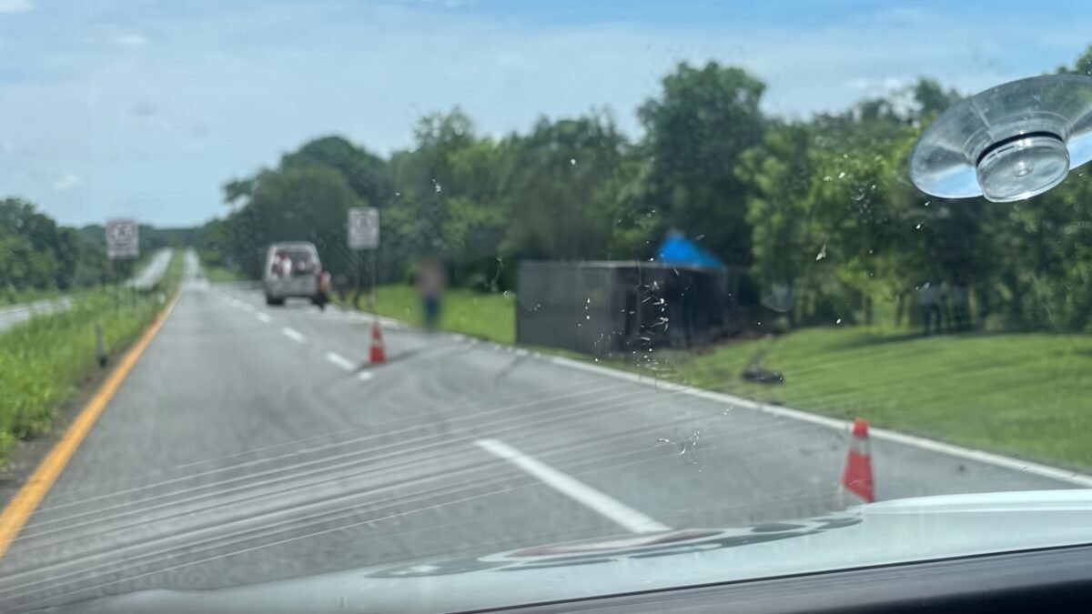 Vuelca tráiler en la carretera Pijijiapan-Mapastepec a la altura de Hermenegildo Galeana