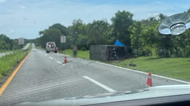 Vuelca tráiler en la carretera Pijijiapan-Mapastepec a la altura de Hermenegildo Galeana