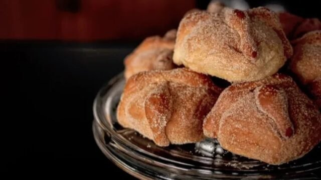 ¡Ya huele a muertito!: México horneará 4.5 millones de kilos de pan de muerto por mil 34 millones