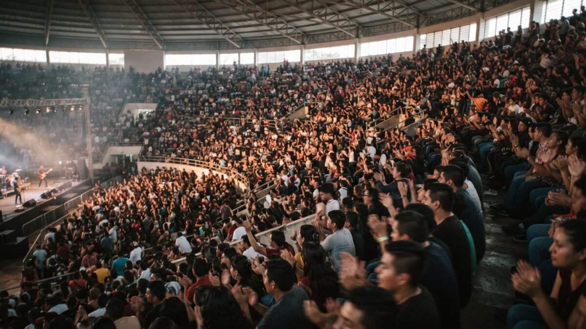 Yuridia destaca en Tuxtla Gutiérrez pese a fallas de organización en su concierto
