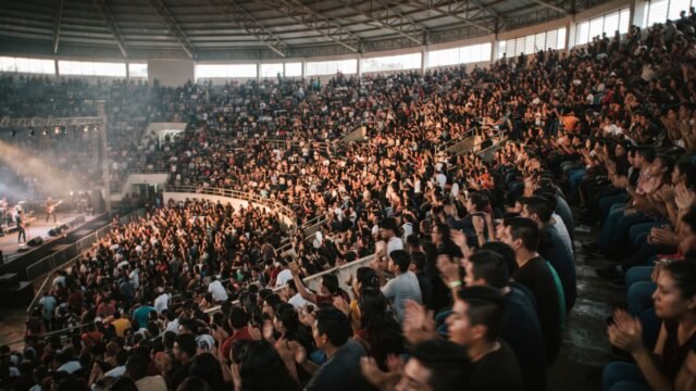 Yuridia destaca en Tuxtla Gutiérrez pese a fallas de organización en su concierto