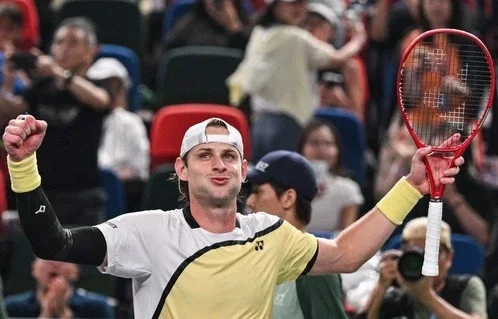 Zizou Bergs elimina a Carlos Alcaraz en el Masters de Shanghái y Zverev asegura el uno